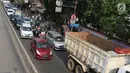 Kendaraan terjebak kemacetan di Jalan Sultan Agung, Jakarta, Selasa (8/8). Banyaknya truk proyek pembangunan Pasar Rumput menyebabkan kemacetan parah di kawasan tersebut karena parkir hingga menutup sebagian jalur. (Liputan6.com/Immanuel Antonius)