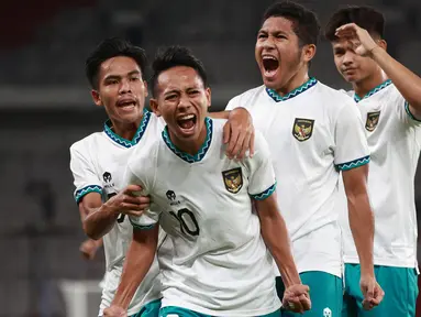 Pemain Timnas Indonesia U-22, Beckham Putra (depan) melakukan selebrasi setelah mencetak gol ke gawang Timnas Lebanon U-22 pada laga leg kedua uji coba di Stadion Utama Gelora Bung Karno (SUGBK), Jakarta, Minggu (16/4/2023). Timnas Indonesia U-22 menang dengan skor 1-0. (Bola.com/M Iqbal Ichsan)