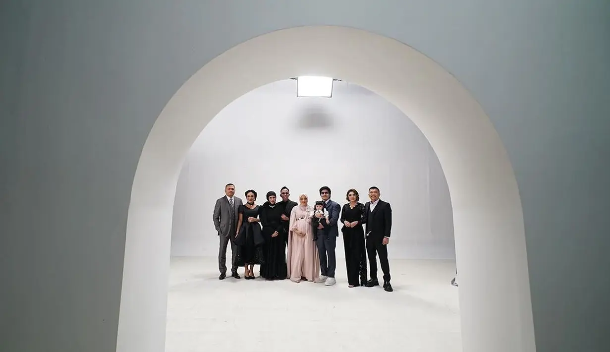 Atta Halilintar dan Aurel bersama keluarga [Instagram/genifarouk]