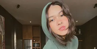 Nana Mirdad sering membagikan potret dirinya. Dalam foto selfie terbaru ini, Nana Mirdad terlihat cantik, walau mengenakan busana rumahan yang kasual dan wajah tanpa makeup yang tetap berseri cantik. Foto: Instagram.