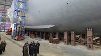 Pemimpin Korea Utara Kim Jong Un, kanan bawah, mengunjungi galangan kapal yang membangun kapal perang di lokasi yang dirahasiakan pada 8 Maret 2025, (Korean Central News Agency/Korea News Service via AP)
