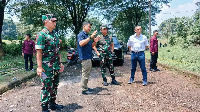 Panglima TNI Jenderal TNI Agus Subiyanto meninjau gudang amunisi daerah (Gudmurah) milik Kodam Jaya yang terbakar pada Sabtu malam (30 Maret 2024) di Ciangsana, Kabupaten Bogor, Minggu (31/3/2024)