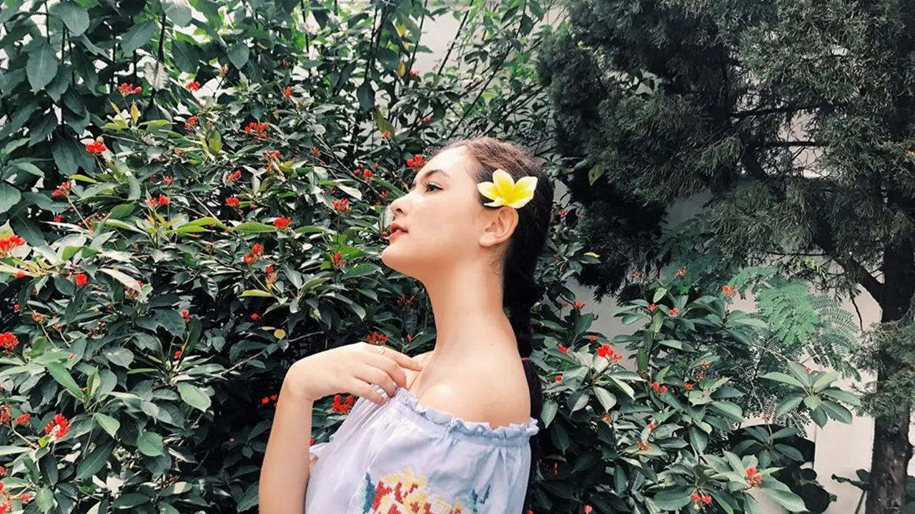 Gaya Candid Talitha Curtis saat Berfoto, Curi Perhatian