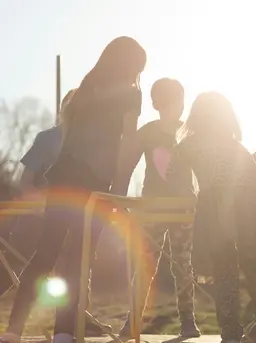 Cerita dapat membantu anak memahami makna kebahagiaan, keberanian, atau rasa syukur dengan cara yang menyenangkan dan mudah dipahami. (Foto: Jess Zoerb/Unsplash)