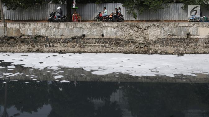 Buih terlihat di aliran Kali Duri yang berwarna hitam di kawasan Jakarta Barat, Sabtu (24/11). Pencamaran yang terjadi pada sungai-sungai di Jakarta berasal dari limbah domestik dan industri . (Liputan6.com/Herman Zakharia)