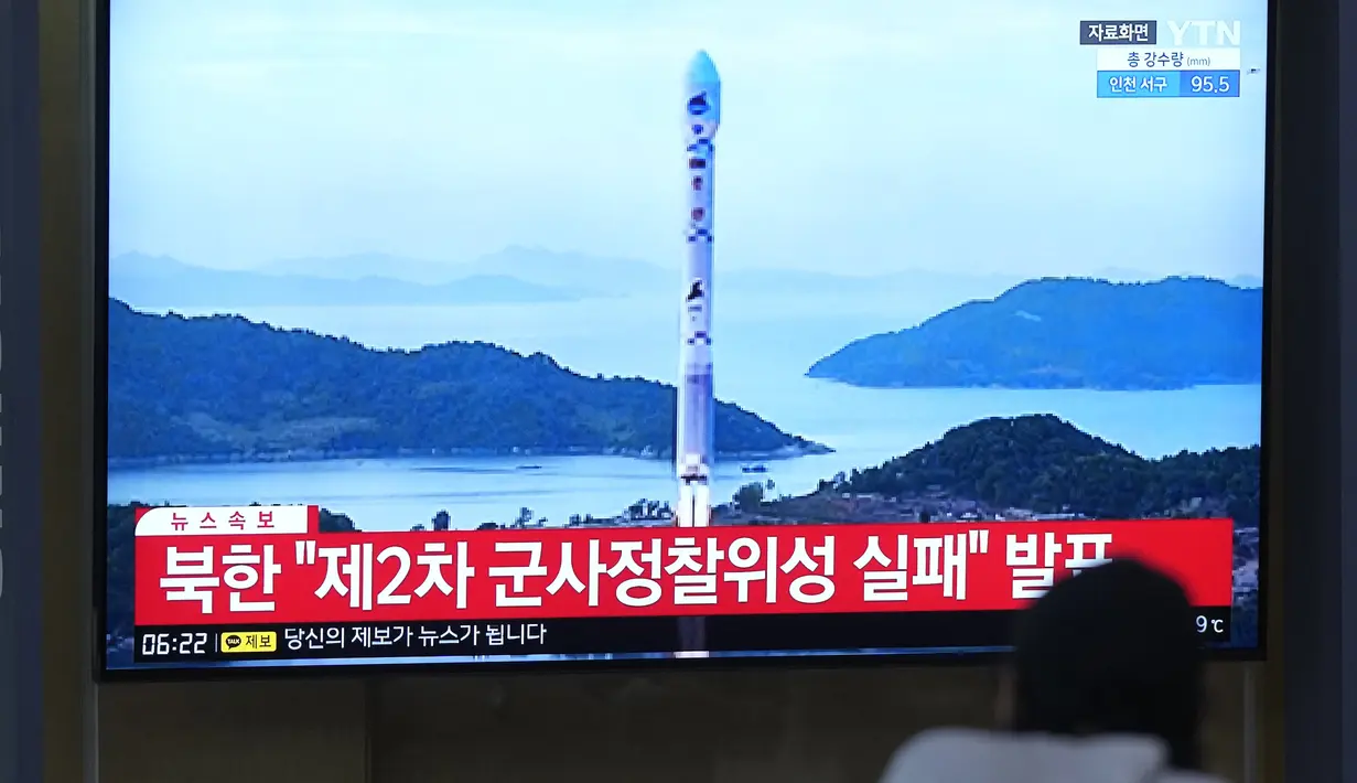Upaya kedua Korea Utara menempatkan satelit mata-mata di orbit gagal setelah pendorong roket mengalami masalah pada tahap ketiga. (AP Photo/Lee Jin-man)