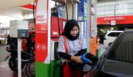 Petugas mengisi BBM ke kendaraan konsumen di SPBU Abdul Muis, Jakarta, Senin (2/7). PT Pertamina (Persero) menaikkan harga Pertamax, Pertamax Turbo dan Pertamina Dex mulai dari Rp500 hingga Rp900 per liter mulai 1 Juli 2018. (Liputan6.com/Johan Tallo)