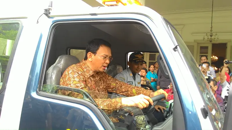 Pakai Batik, Ahok Sopiri Mobil Derek Baru Dishub