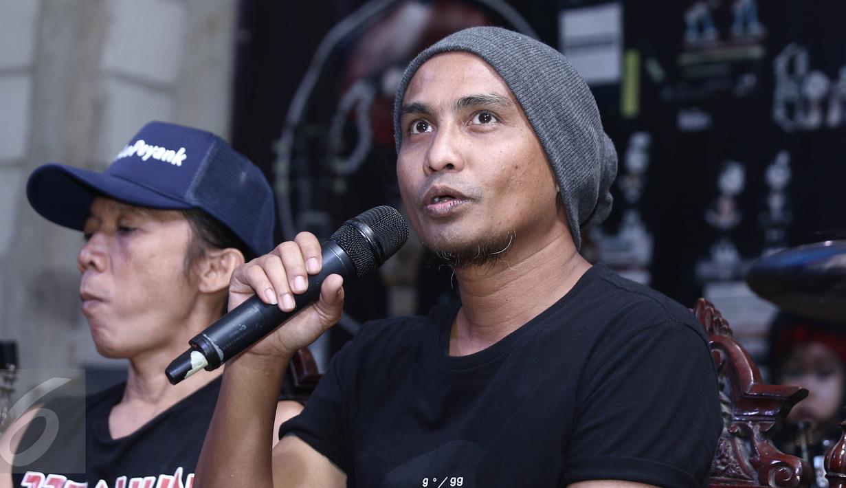 Bassis Band Slank, Ivanka memberikan keterangan kepada media saat peluncuran album barunya yang berjudul 'Palalopeyank' di Jakarta, Selasa (7/2). (Liputan6.com/Herman Zakharia)