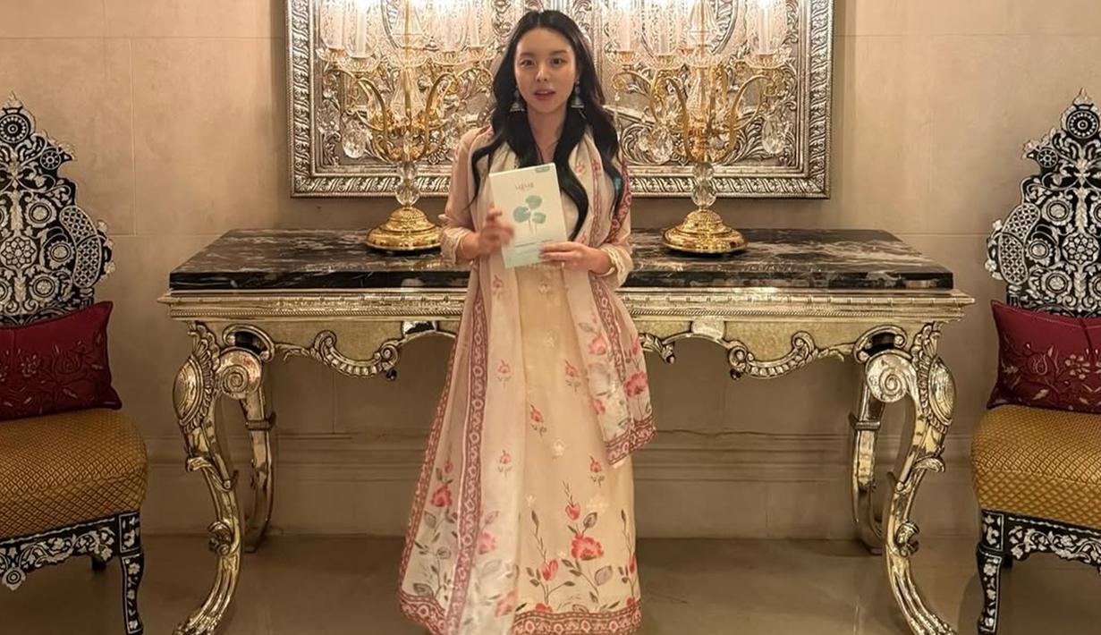 Selain menjelajahi tempat-tempat bersejarah, Jiwoo juga menghadiri acara peluncuran merek kecantikannya, Neaf Neaf di India. Jiwoo dikenal sebagai beauty influencer dan pengusaha sukses. Kehadiran produknya di India pun menjadi kabar baik bagi para penggemarnya yang sudah menantikan peluncuran tersebut. (Liputan6.com/IG/@mejiwoo103)