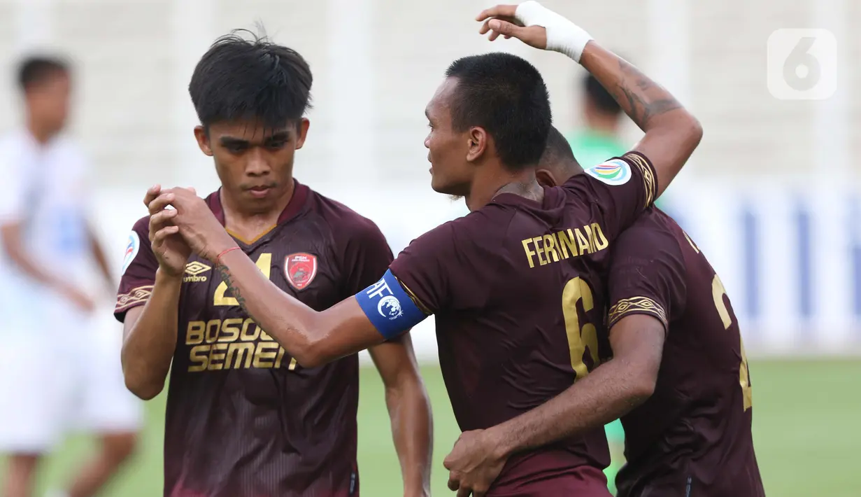 Pemain depan PSM Makassar, Ferdinand Sinaga (tengah) merayakan gol yang dicetaknya ke gawang Shan United FC pada laga lanjutan Grup H Piala AFC 2020 di Stadion Madya Gelora Bung Karno, Jakarta, Rabu (26/2/2020). PSM Makassar unggul 3-1. (Liputan6.com/Helmi Fithriansyah)