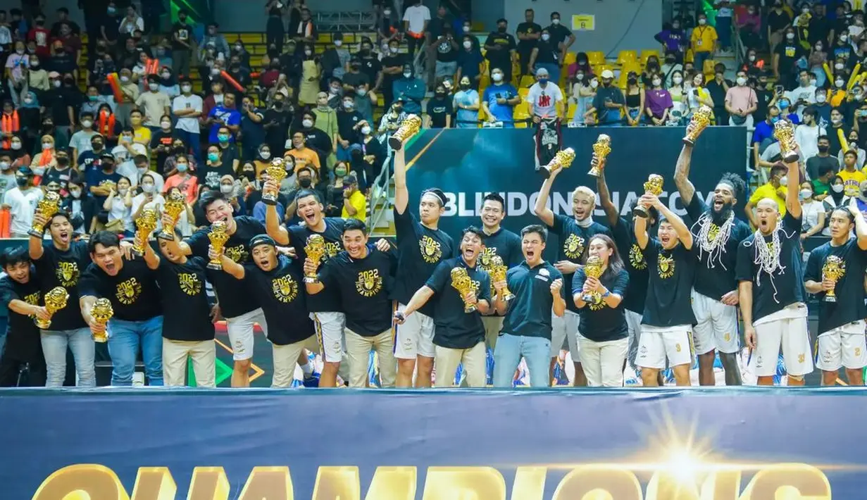 “Satria Muda Juara IBL 2022,” bintang sinetron Catatan Hati Seorang Istri dan Cinta Yang Hilang mengabarkan di medsos dengan menyematkan emotikon kobaran api. Sebagai aktor, Baim Wong mengaku tak pernah merasakan manisnya memetik kemenangan di arena basket. Kata bahagia tak cukup untuk mengekspresikan perasaan jadi juara IBL 2022. (Foto: Dok. Instagram @baimwong)