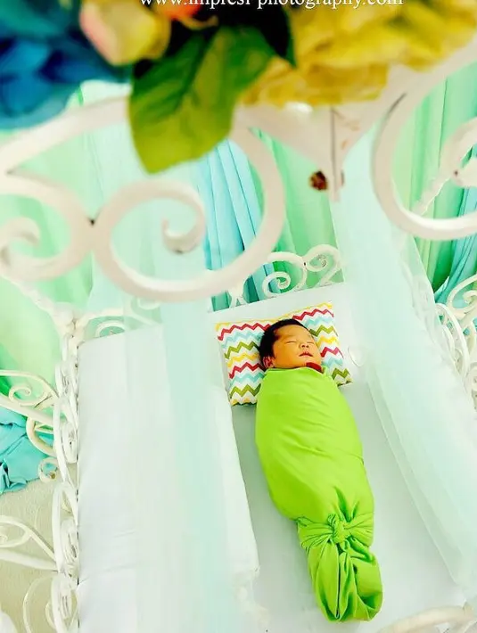 Anak ketiga pasangan Oki dan Ory Vitrio lahir pada 18 Desember 2017. Ibrahim Muhammad Abdullah nama anak ketiga pasangan ini yang dilahirkan melalui proses caesar. (Instagram/okisetianadewi)