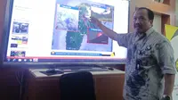 Kepala PVMBG Kasbani memaparkan perkembangan Gunung Karangetang di kantornya. (Huyogo Simbolon)