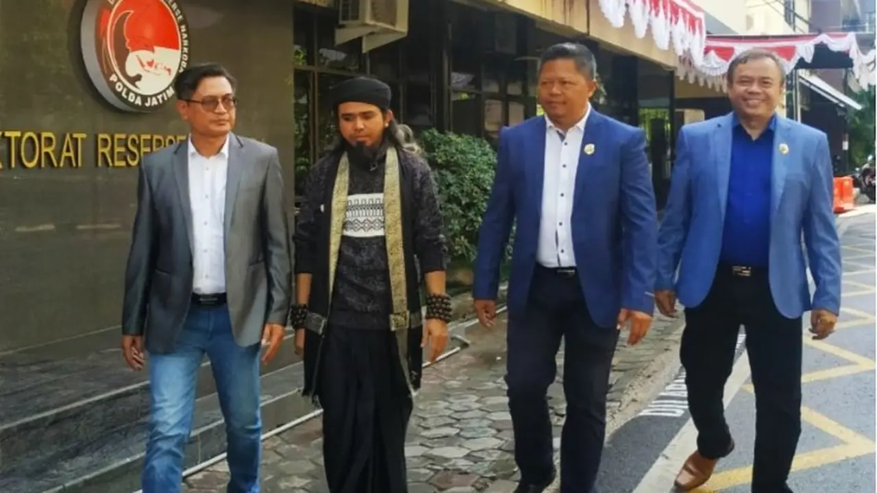 Samsudin (baju hitam) bersama kuasa hukumnya di Polda Jatim. (Dian Kurniawan/Liputan6.com).