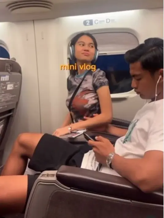 Meski mata Arhan fokus ke handphone yang dipegangnya, tapi tangan kanannya tetap menggenggam sang istri. Banyak netizen yang salfok karenanya. Selain itu, Arhan juga sesekali mengelus-ngelus tangan Azizah. Momen tersebut langsung bikin netizen heboh dan baper abis. (Liputan6.com/IG/@vickyalaydrus)