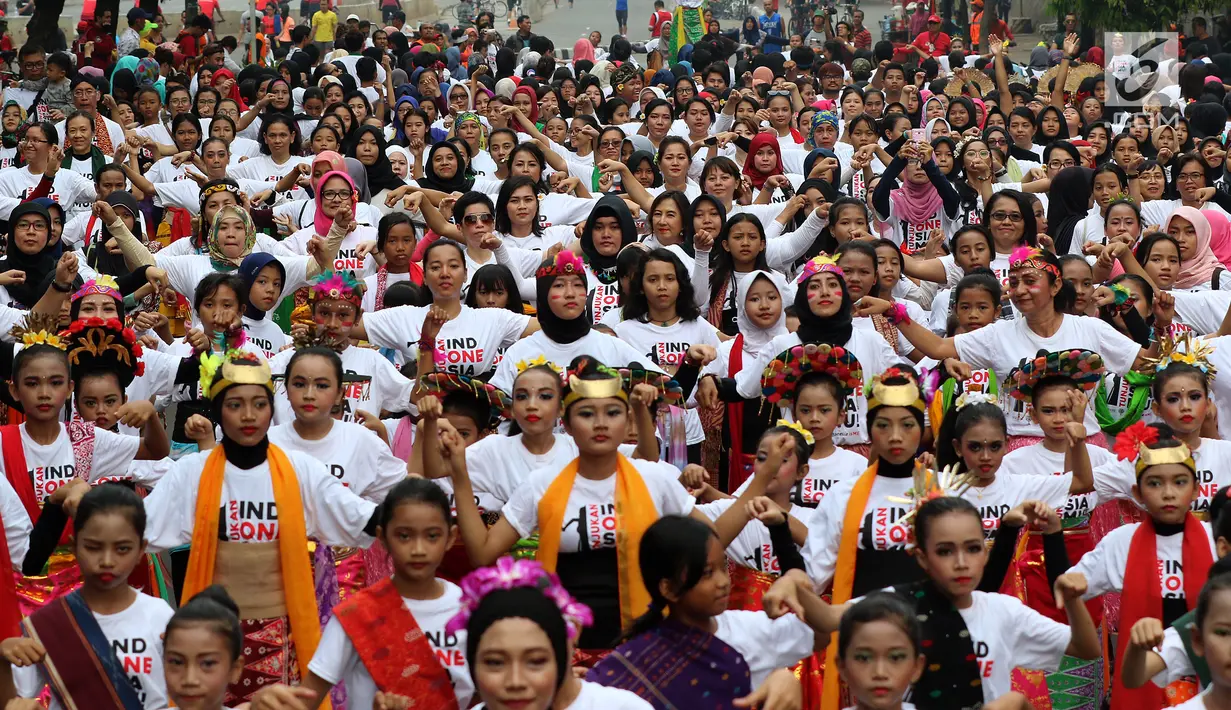 Sekitar 2000 penari membawakan tarian tradisional Indonesia saat Car Free Day di Senayan, Jakarta, Minggu (13/08). Acara tersebut adalah pembukaan dari rangkaian kampanye Indonesia Is Me. (Liputan6.com/Fery Pradolo)