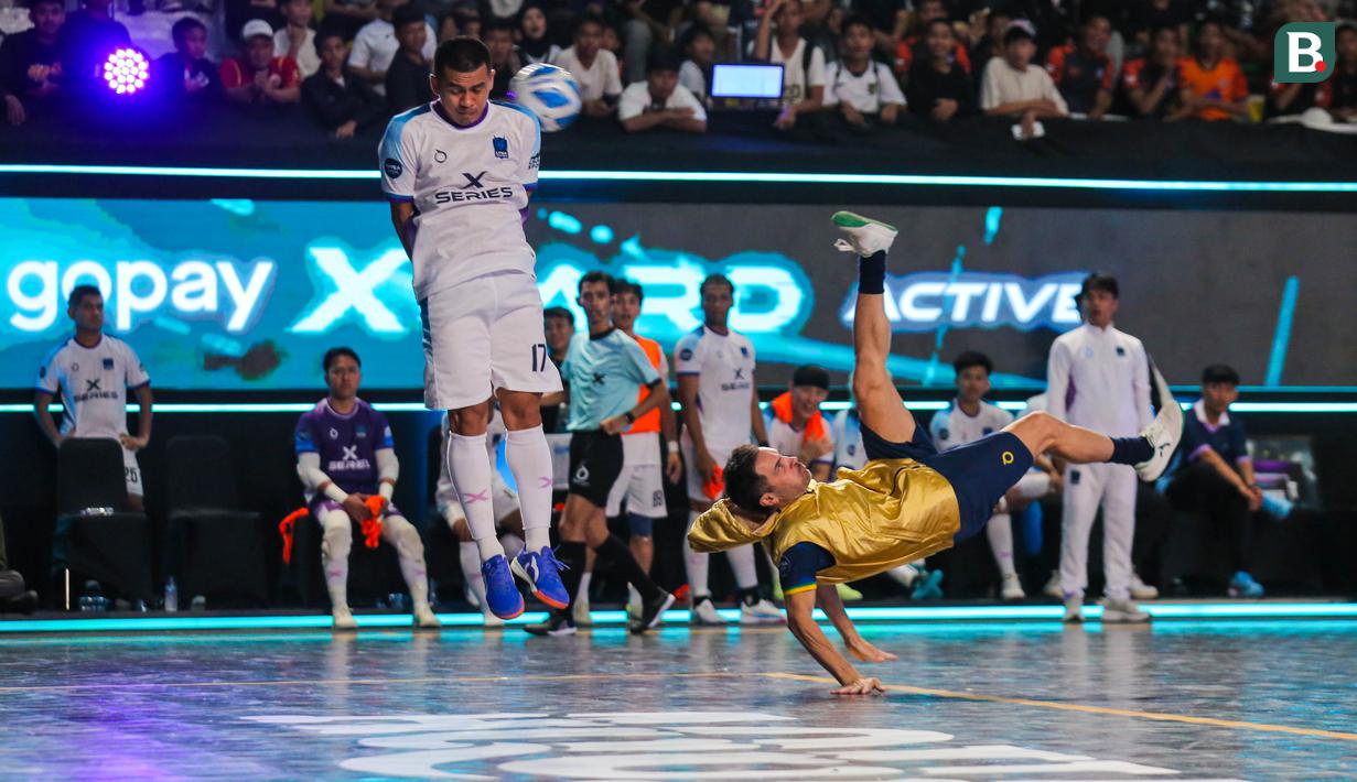Pemain Fury Squad, Falcao melakukan tendangan salto ke gawang Lynx Hunters dalam laga perebutan peringkat ketiga Futsal X Series 2 yang berlangsung di GOR UNJ, Rawamangun, Jakarta, Minggu (18/01/2026). (Bola.com/Bagaskara Lazuardi)