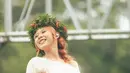 Kalung mutiara kecil, pita rambut, bandana, atau headpiece bunga kerap menjadi pelengkap gaya Nadin. Ia juga sering memakai kaus kaki renda atau sepatu Mary Jane untuk menambah kesan fairycore.  [@cakecaine].