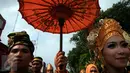 Pemuda pemudi mengenakan pakaian tradisional ikuti pawai budaya nusantara sebagai upaya mendukung gerakan pencegahan paham radikal terorisme di Maliboro, Yogyakarta, (29/10/2015). Acara ini digelar Badan Nasional Penanggulangan Terorisme. (Boy T Harjanto)