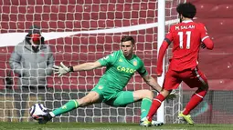 Mohamed Salah membuang peluang emas pada menit ke-13. Dia sudah dalam posisi leluasa mencetak gol. Namun, sepakan pemain asal Mesir itu masih lebar dari gawang Aston Villa. (Foto: AFP/Pool/Martin Rickett)