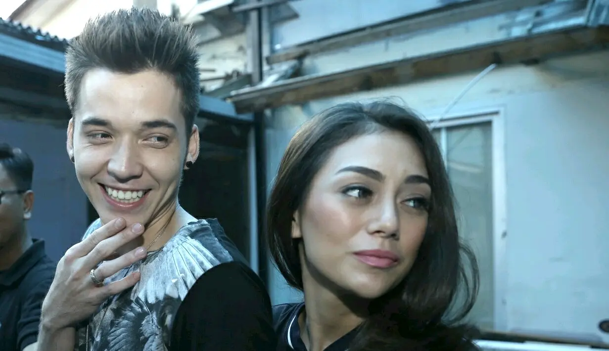 Celine sendiri juga tidak mempermasalahkan jika sang suami harus mendapat lawan main dengan mantan-mantannya. Lantas seperti apa tanggapan Celine jika sang suami kembali dipasangkan dengan mantannya, Natasha Wilona. (Galih W. Satria/Bintang.com)