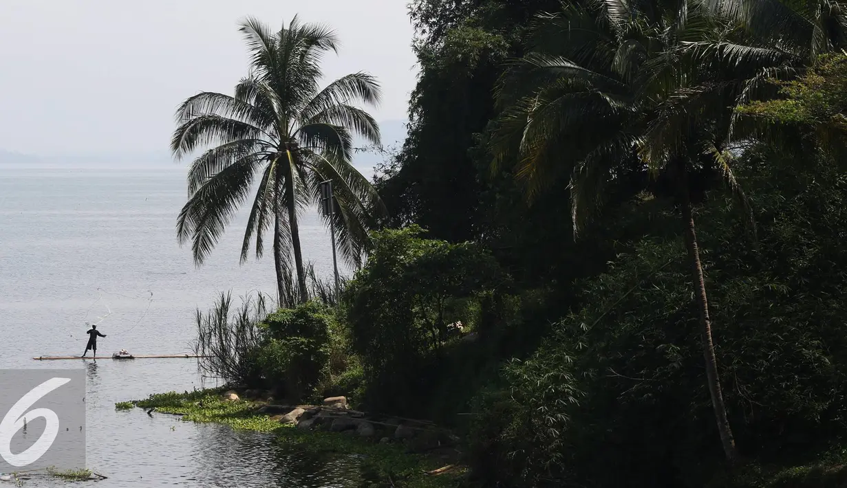 Nelayan mencari ikan di Waduk Jatiluhur, Jawa Barat, Jumat (1/7). Waduk Jatiluhur merupakan salah satu waduk terbesar di Indonesia. (Liputan6.com/Immanuel Antonius)