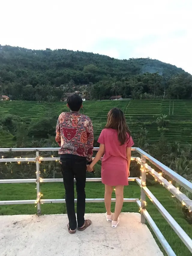 Jarang Tersorot, Ini 6 Momen Kompaknya Dede Sunandar dan Istri