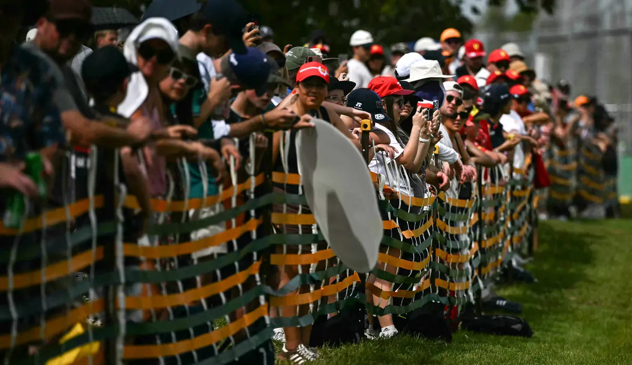 Para penonton menyaksikan sesi latihan bebas Formula 1 GP Australia 2025 di Sirkuit Albert Park, Melbourne, Australia pada Sabtu (15/03/2025). (AFP/Saeed Khan)