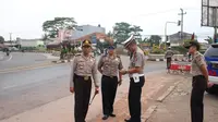 Kepolisian Resor Karawang, Jawa Barat, memantau kesiapan jalur lintasan balap sepeda Asian Games 2018 sepanjang 18 kilometer di Kalur Pantura Karawang. (Liputan6.com/Abramena)