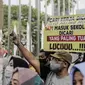 Para orang tua siswa menggelar aksi didepan gedung Balaikota, Jakarta, Selasa (23/6/2020). Mereka menuntut Gubernur DKI Jakarta Anies Baswedan menghapus prioritas usia dalam aturan Penerimaan Peserta Didik Baru (PPDB) DKI Jakarta. (Liputan6.com/Faizal Fanani)