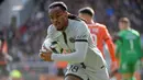 Gelandang berusia 26 tahun, Renato Sanches didatangkan PSG dari LOSC Lille pada awal musim 2022/2023 dengan nilai transfer 15 juta euro. Hingga akhir musim 2022/2023 ia telah bermain dalam 27 laga di semua kompetisi bersama PSG dengan torehan 2 gol. Pada awal musim 2023/2024 ia dipinjamkan ke AS Roma dan kembali dipinjamkan ke Benfica pada awal musim 2024/2025. Bersama Timnas Portugal ia telah mengoleksi 32 caps dengan torehan 3 gol dan 3 assist sejak melakukan debut pada 25 Maret 2016. (AFP/Jean-Francois Monier)