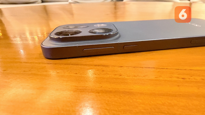 <p>Tombol power dan volume di Oppo Find X9 Pro. (Liputan6.com/ Yuslianson)</p>