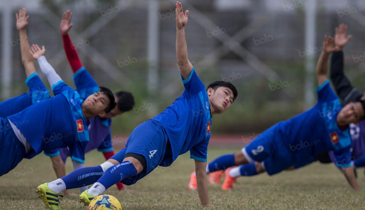 Para pemain Vietnam melakukan pemanasan di Lapangan Kompleks Stadion Pakansari, Jawa Barat, Kamis (1/12/2016). Vietnam akan menghadapi Timnas Indonesia pada semifinal Piala AFF 2016. (Bola.com/Vitalis Yogi Trisna)
