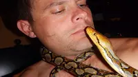 Pria ini harus menghabiskan biaya yang begitu besar karena gagal berfoto selfie bersama ular peliharaannya