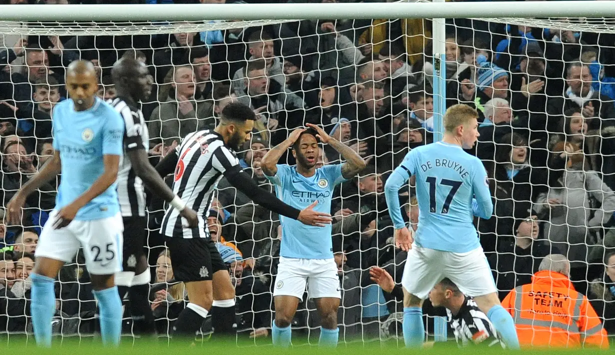 Pemain Manchester City, Raheem Sterling bereaksi setelah gagal mencetak gol ke gawang Newcastle United pada pertandingan pekan ke-24 Premier League di Etihad Stadium, Minggu (21/1). Manchester City meraih kemenangan 3-1 atas Newcastle. (AP/Rui Vieira)