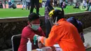 Petugas mengambil sampel darah saat melakukan rapid test pendeteksian COVID-19 kepada tenaga medis di Stadion Patriot Candrabhaga, Bekasi, Rabu (25/3/2020). Pemeriksaan hanya diperuntukan bagi tenaga medis seluruh puskesmas, dan rumah sakit yang ada di Kota Bekasi. (Liputan6.com/Herman Zakharia)