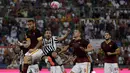 Duel panas terjadi di laga serie A antara Juventus melawan AS Roma di Olimpico Roma, Italia (31/8/2015).  AS Roma menang atas Juventus dengan skor 2-1. (REUTERS/Max Rossi)