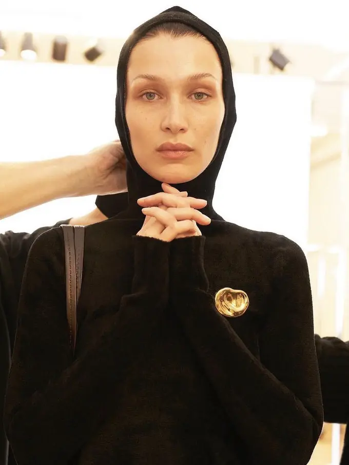 Bella Hadid Tampil Tertutup Mengenakan Tudung Hitam di Hari Pertama Runway New York Fashion Week