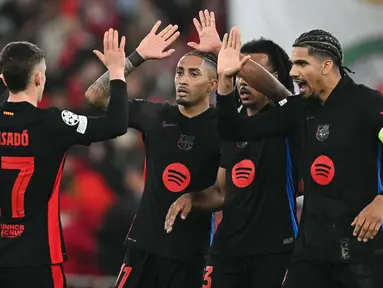 Para pemain Barcelona melakukan selebrasi setelah pertandingan leg pertama 16 besar Liga Champions 2024/2025 melawan SL Benfica yang digelar di Estadio da Luz, Kamis (6/3/2025) dini hari WIB. (Patricia DE MELO MOREIRA/AFP)