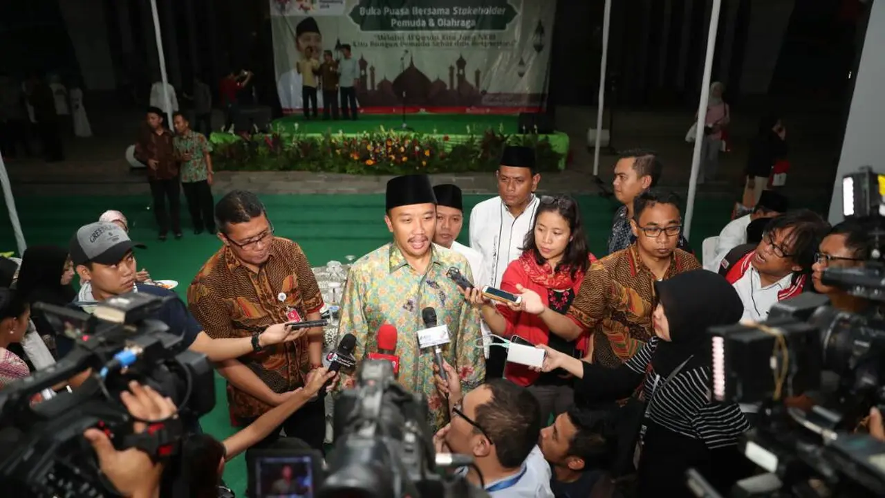 Menpora Imam Nahrawi saat acara Buka Puasa Bersama Stakeholder Pemuda dan Olahraga di halaman kantor Kemenpora