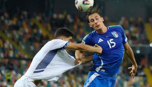 Pemain Italia, Pio Esposito (kanan) melompat berebut bola dengan Or Blorian dari Israel selama pertandingan Grup I Kualifikasi Piala Dunia 2026 zona Eropa di Stadion Bluenergy, Udine, Italia, Selasa 14 Oktober 2025 waktu setempat atau Rabu (15/10/2025) dini hari WIB. (AP Photo/Luca Bruno)