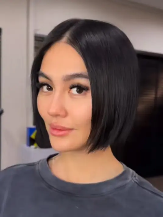 Dalam keterangannya, Agnez Mo menyebut tak masalah kembali memiliki warna rambut hitam. Ia tampil percaya diri lewat gaya rambut terbarunya yang membuatnya terlihat awet muda. (Liputan6.com/Tiktok/@agnezmo.united)