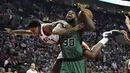 Pemain Boston Celtics, Amir Johnson (90) dilanggar pemain Portland Trail Blazers, Ed Davis (17), dalam laga basket NBA di Moda Center, Portland, AS, (31/3/2016). (Reuters/Steve Dykes-USA TODAY Sports)