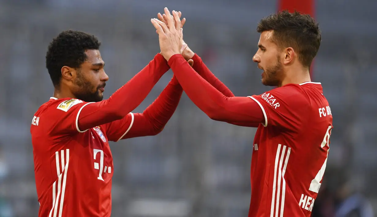 Striker Bayern Munchen, Serge Gnabry, melakukan selebrasi bersama Lucas Hernandez usai mencetak gol ke gawang FC Koln pada laga Bundesliga di Stadion Allianz, Minggu (27/2/2021). Bayern menang dengan skor 5-1. (AP Photo/Andreas Schaad)