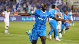 Baru didatangkan Al Hilal dari Chelsea pada awal musim 2023/2024 dengan nilai transfer 23 juta euro, Kalidou Koulibaly langsung menjadi andalan di posisi bek tengah. Pemain asal Senegal ini telah tampil dalam 19 laga terahir Al Hilal di Saudi Pro League 2023/2024 dengan torehan 2 gol dan 1 assist. (AFP/Fayez Nureldine)