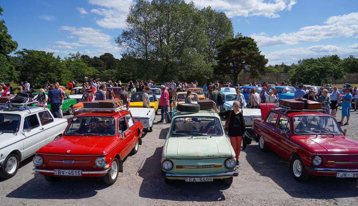 Mobil-mobil antik dipamerkan dalam sebuah festival yang diadakan di Karosta di Kota Liepaja, Latvia, pada 14 Juni 2020. (Xinhua/Janis Laizans)