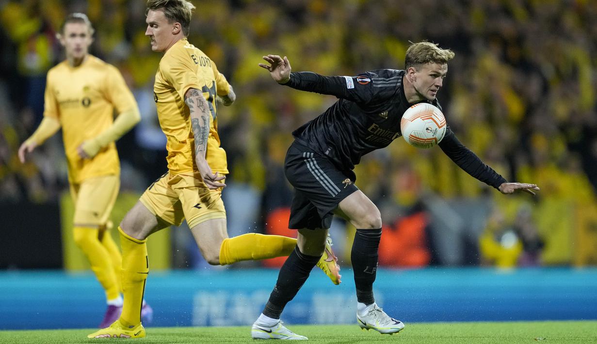 Bek Arsenal Rob Holding (kanan) mengontrol bola saat menghadapi Bodo/Glimt pada pekan ke-4 Grup A Liga Europa 2022/2023 di Aspymra Stadion, Norwegia, Kamis malam (13/10/2022). Arsenal akan bertemu PSV Eindhoven pekan depan. (Fredrik Varfjell/NTB Scanpix via AP)