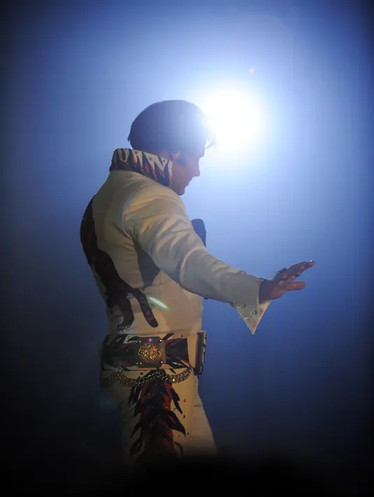 Penampilan peniru gaya Elvis Presley, Johnny Lee Memphis dari Skotlandia saat mengikuti Festival Elvis Skotlandia di Grangemouth, 8 April 2016. Acara ini memikat penonton yang ingin menyaksikan aksi kontestan mirip Elvis Presley. (Andy Buchanan/AFP)