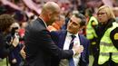 Pelatih Real Madrid, Zinedine Zidane, menyapa pelatih Athletic Bilbao, Ernesto Valverde. Tambahan tiga poin membuat Real Madrid nyaman di puncak klasemen La Liga dengan nilai 65 dari 26 laga. Unggul dua poin dari Barcelona. (AP/Alvaro Barrientos)